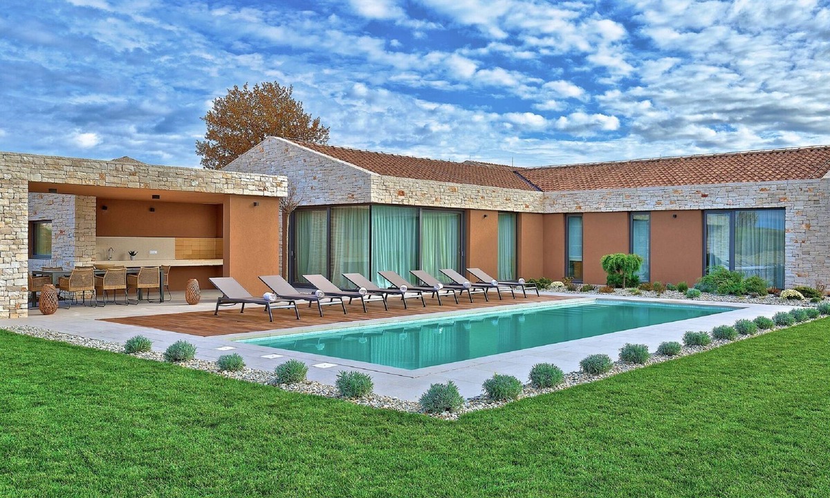 Brtonigla House | Enticing Holiday Home in Brtonigla with bubble bath