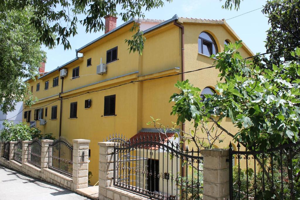 Split House | Eros Rooms