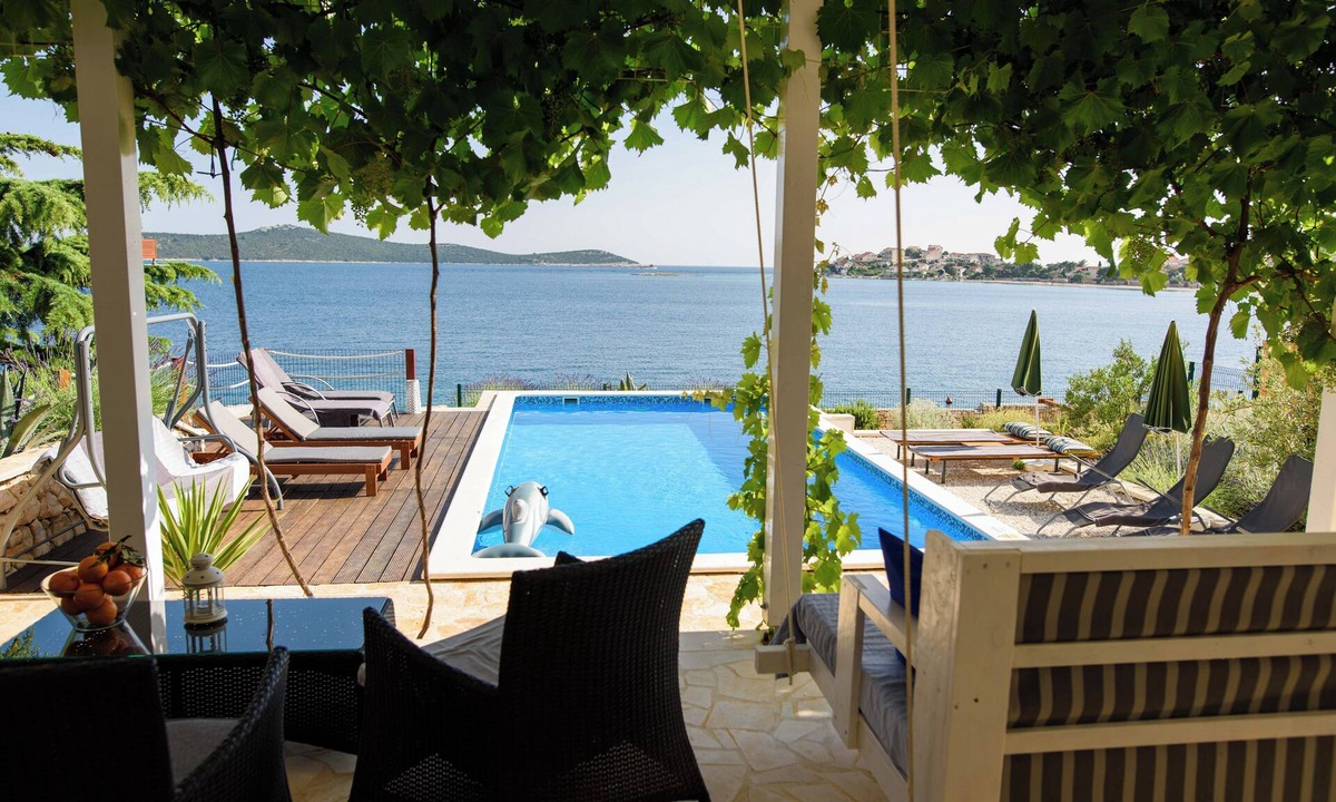 Sevid Villa | First-row seaside villa in Sevid with direct access to the Adriatic Sea