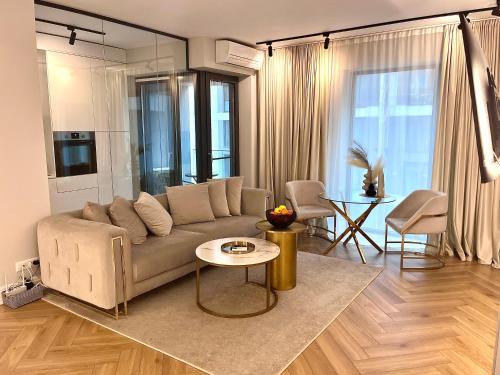 Aviatiei Apartment | FLH Golden Elegance - Balcony, Garage & King Bed close to Therme and Airport