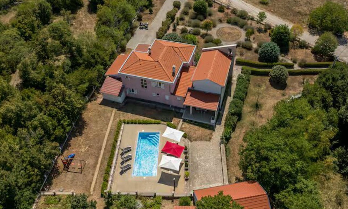 Lovrec House | Four Bedroom Villa with Outdoor Pool