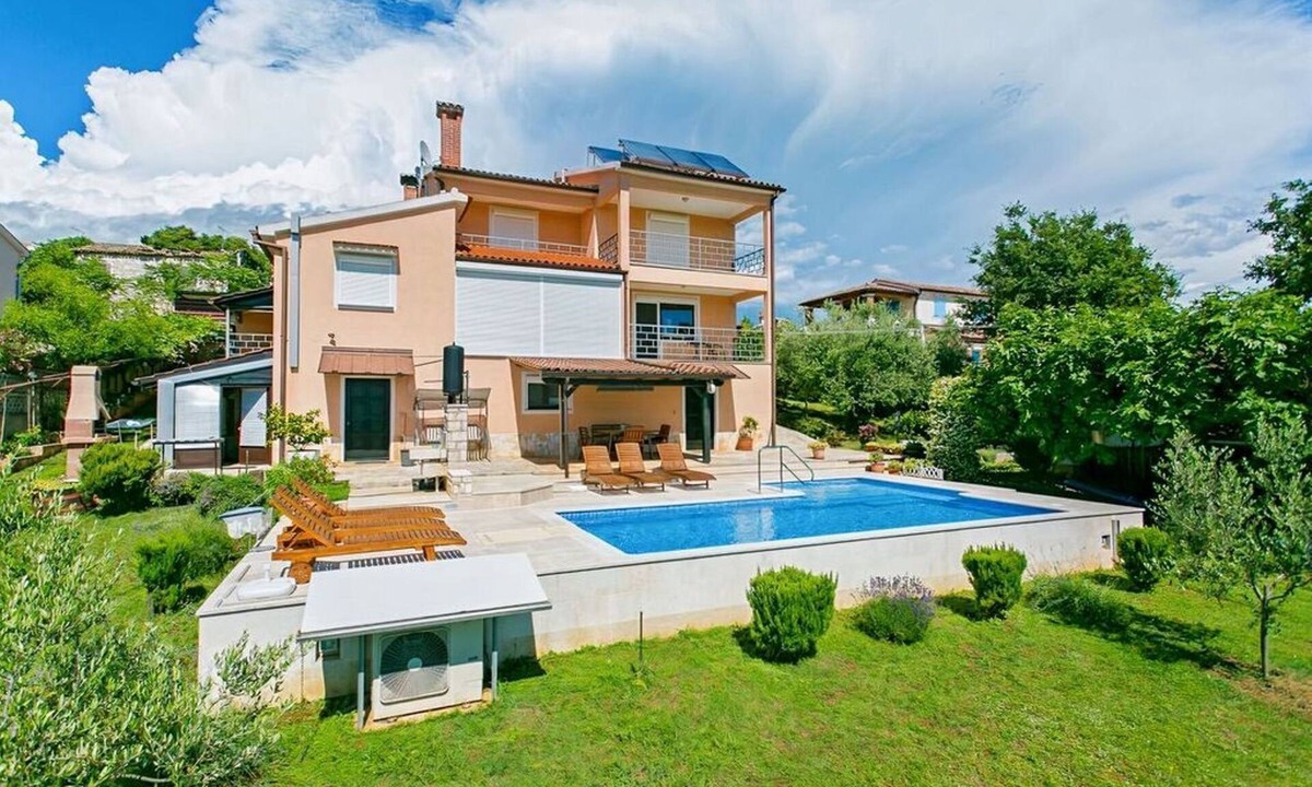Fuskulin Apartment | Garden with a pool and barbecue, air conditioning, Wi-Fi, quiet location