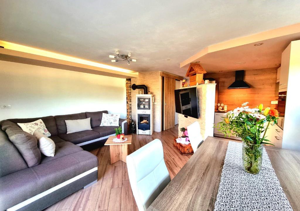 Radovljica Apartment | GARTNAR HOME -Hiška s pridihom domačnosti in pogledom na hribe.