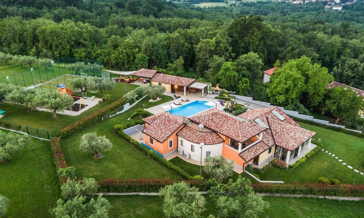 Materada House | GioEin privater Bereich für 16 Personen, Pool und Sport by Interhome