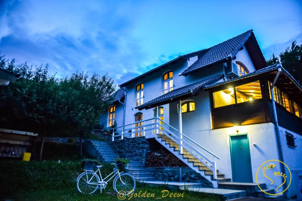 Saliste House | Golden Deevi