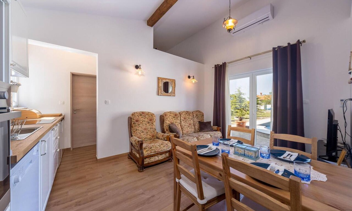 Smrika Apartment | Gorgeous apartment in Smrika with WiFi