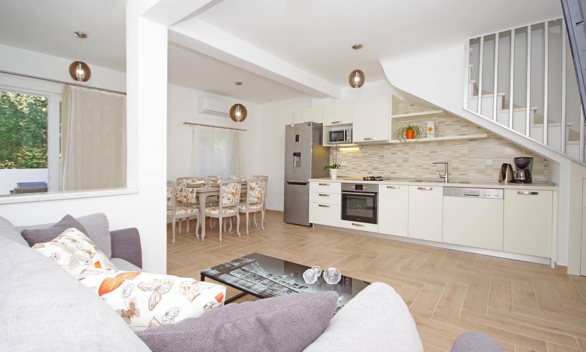 Drvenik House | Gorgeous home in Drvenik with WiFi