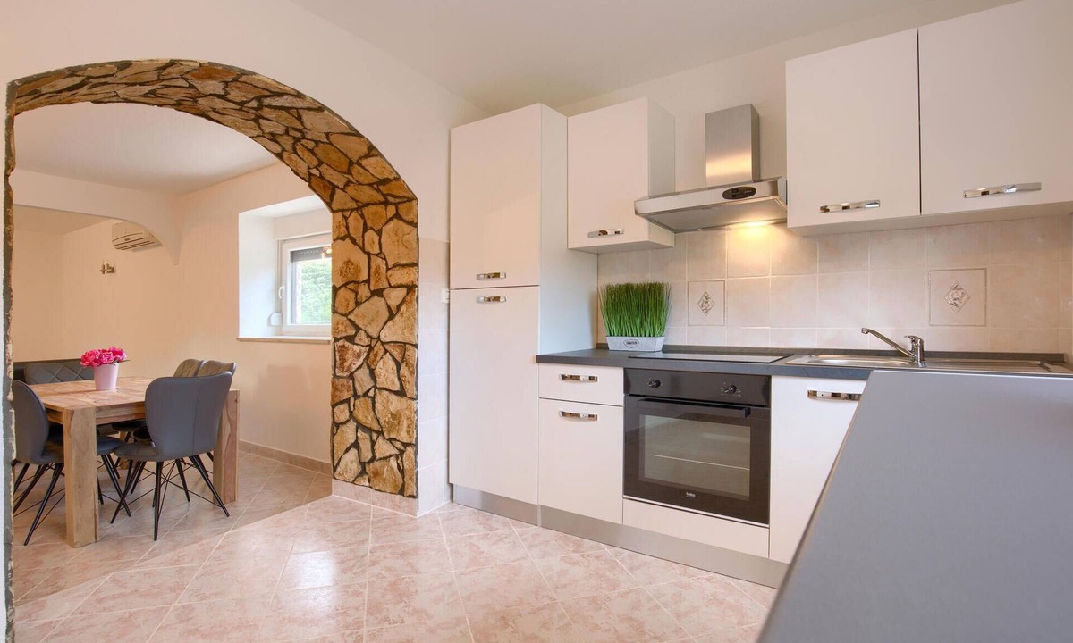 Jadreski House | Gorgeous home in Jadreski with kitchen