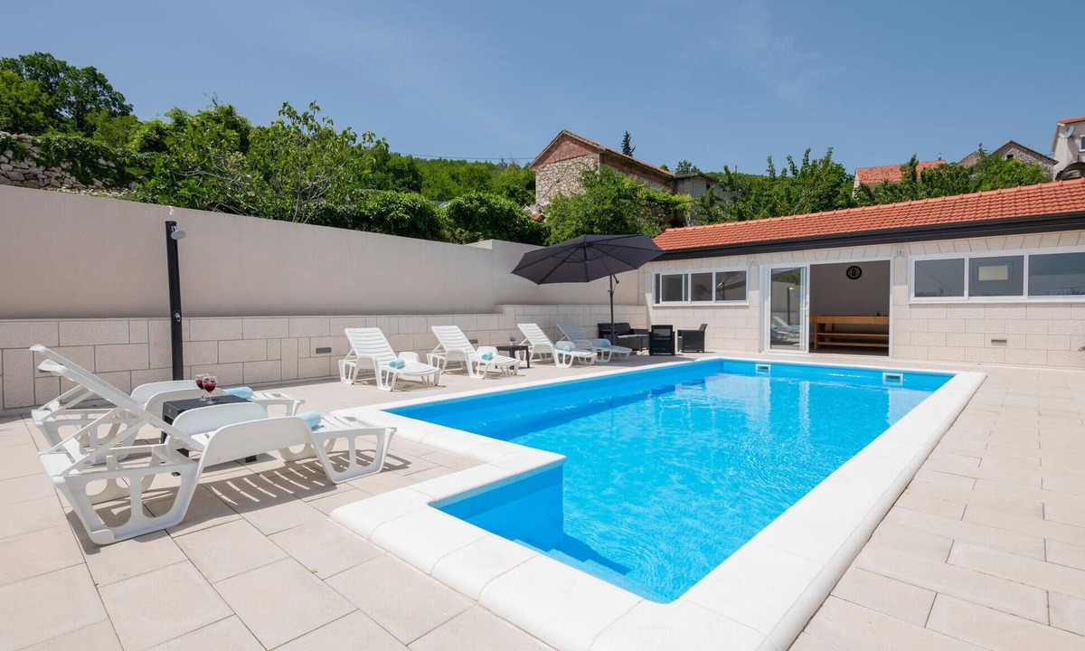 Lokvicici House | Gorgeous home in Lokvicici with WiFi
