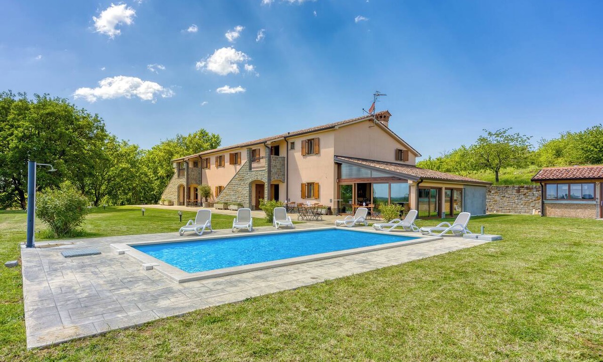 Gracisce Apartment | Grad Inn Apt Lavender with Pool, Gračišče, Slovenia