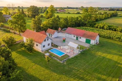 Rugvica House | Green Oasis Estate with Private Pool and Backyard near Zagreb