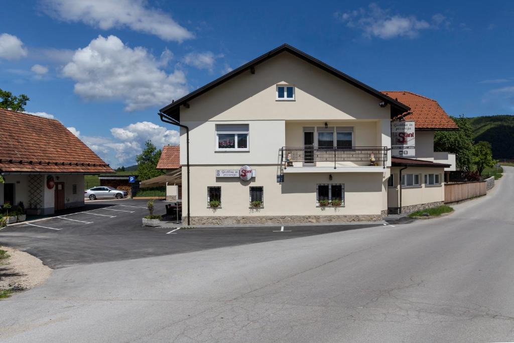 Zerovnica House | Guesthouse & Apartments PRI STANI