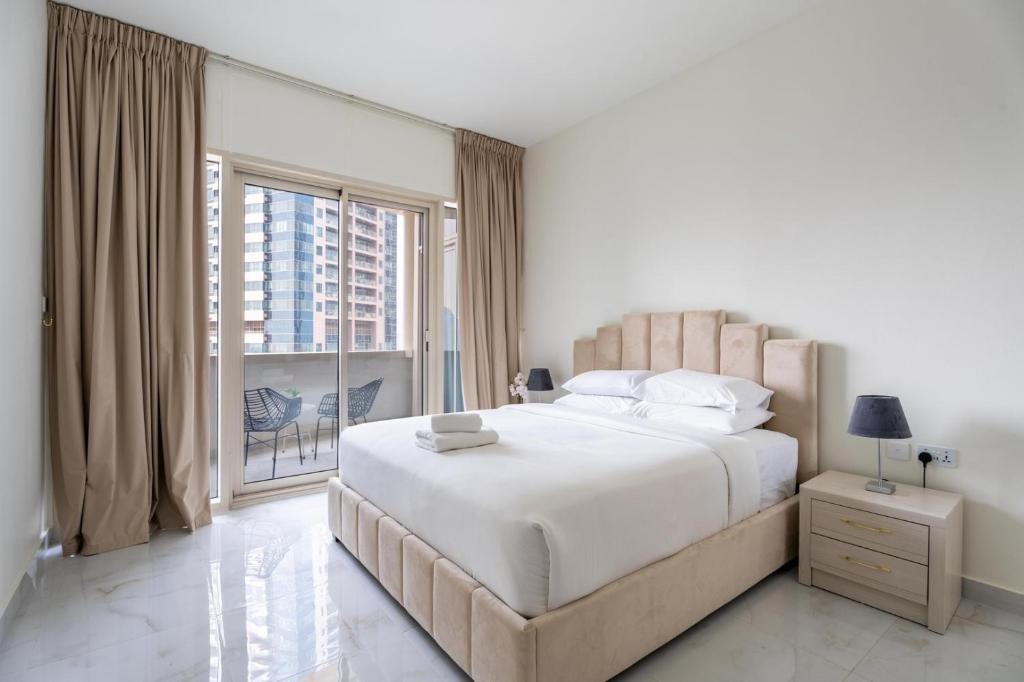 Jumeirah Lake Towers Apartment | GuestReady - High Floor | Canal View