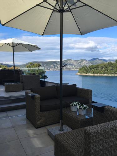 Racisce Apartment | High View-A Seaside Villa With Huge Jacuzzi