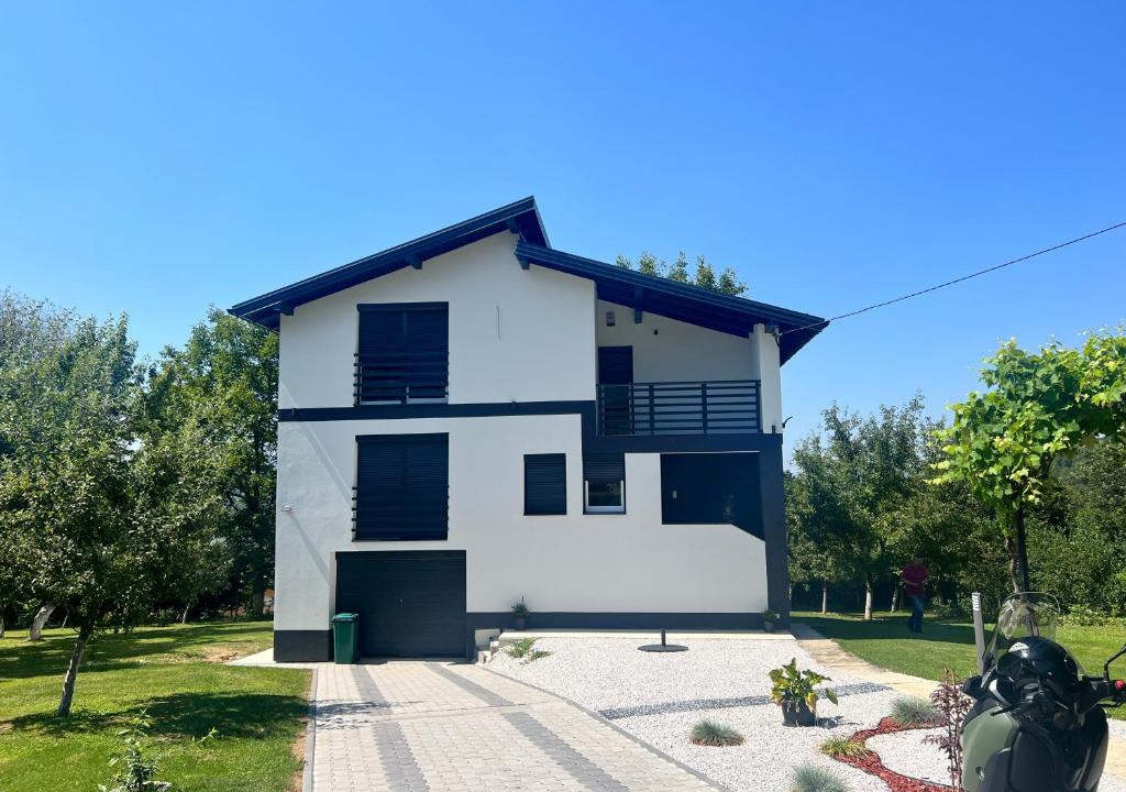 Hadzici Villa | Hillside Villa