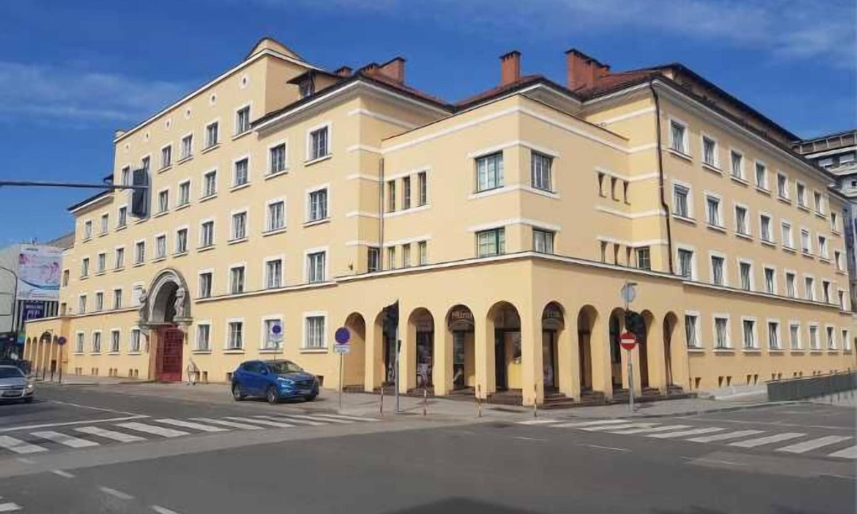 Ljubljana City Centre Apartment | Historic Mexico Building Apartment near Ljubljana city center