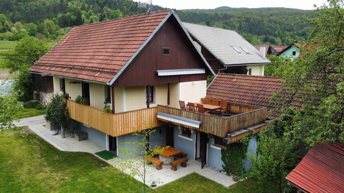 Crnomelj Apartment | Holiday apartment in a vineyard cottage with two separate floors that can accommodate up to 10 people