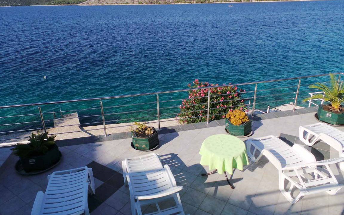 Grebastica Apartment | Holiday apartment facing the sea with terrace
