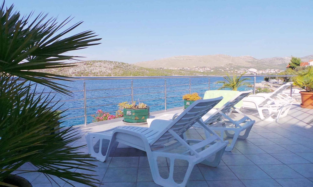Grebastica Apartment | Holiday apartment right by the sea with terrace
