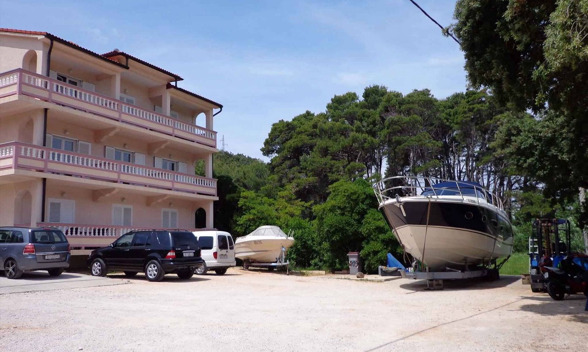 Mundanije Apartment | Holiday apartment with air conditioning and barbecue