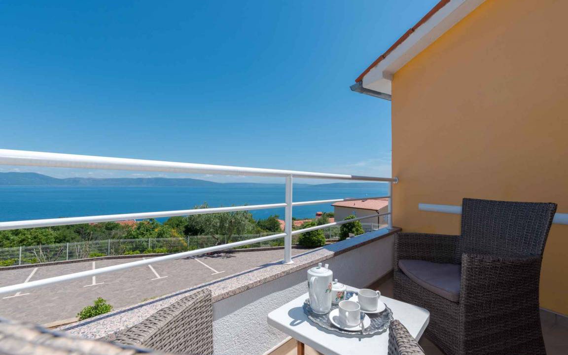 Ravni Apartment | Holiday apartment with 3 terraces and sea view