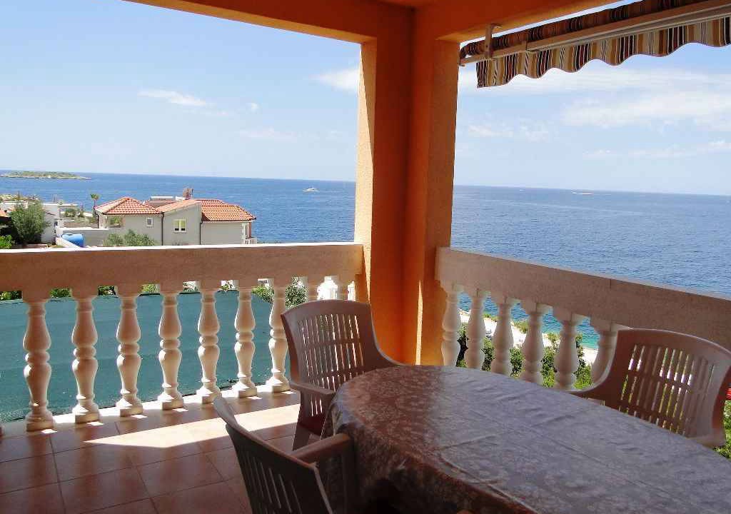 Sevid Apartment | Holiday apartment with sea view 50 m from the beach