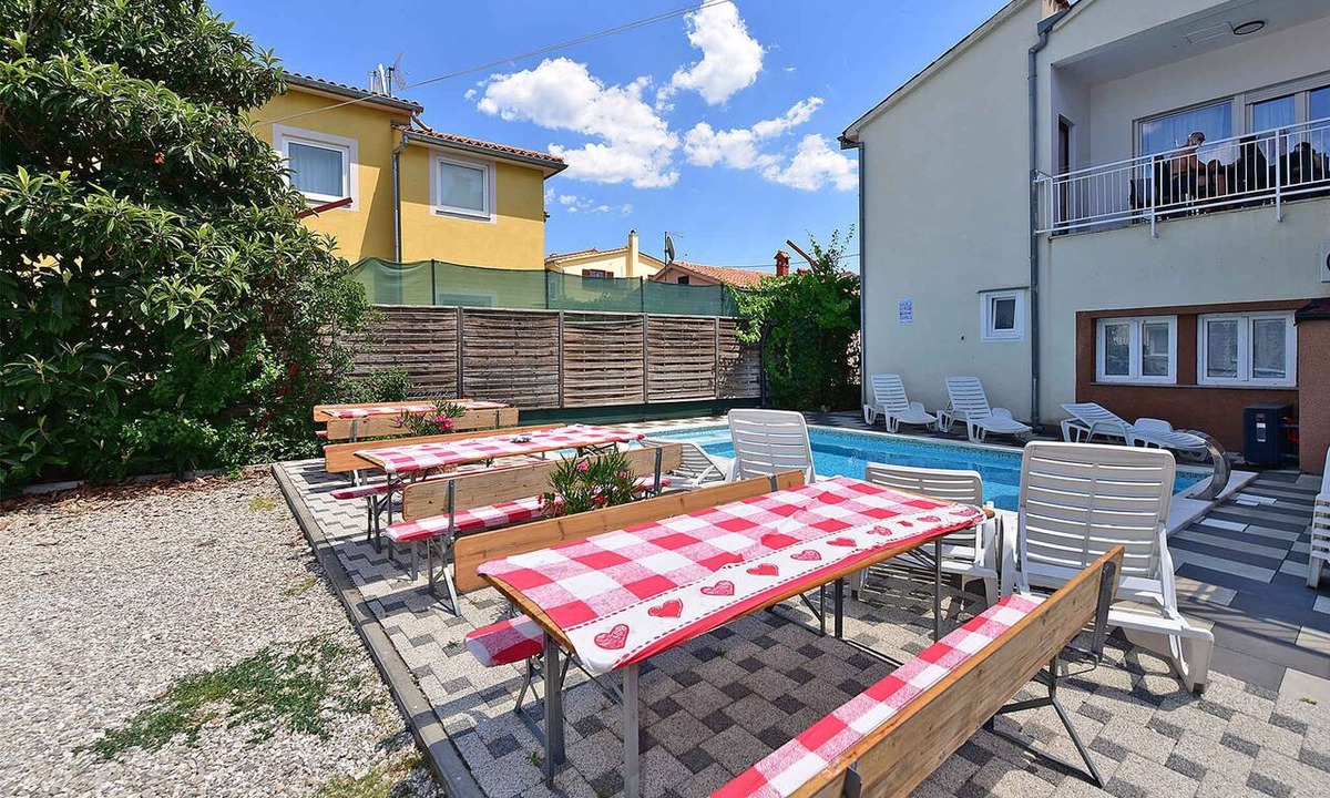Valbandon Apartment | Holiday apartment with communal pool and air conditioning