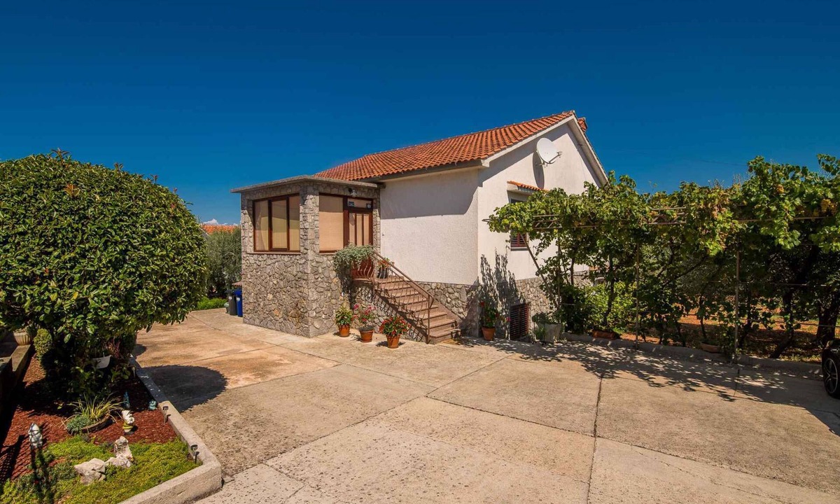 Porat Apartment | Holiday apartment with garden and barbecue