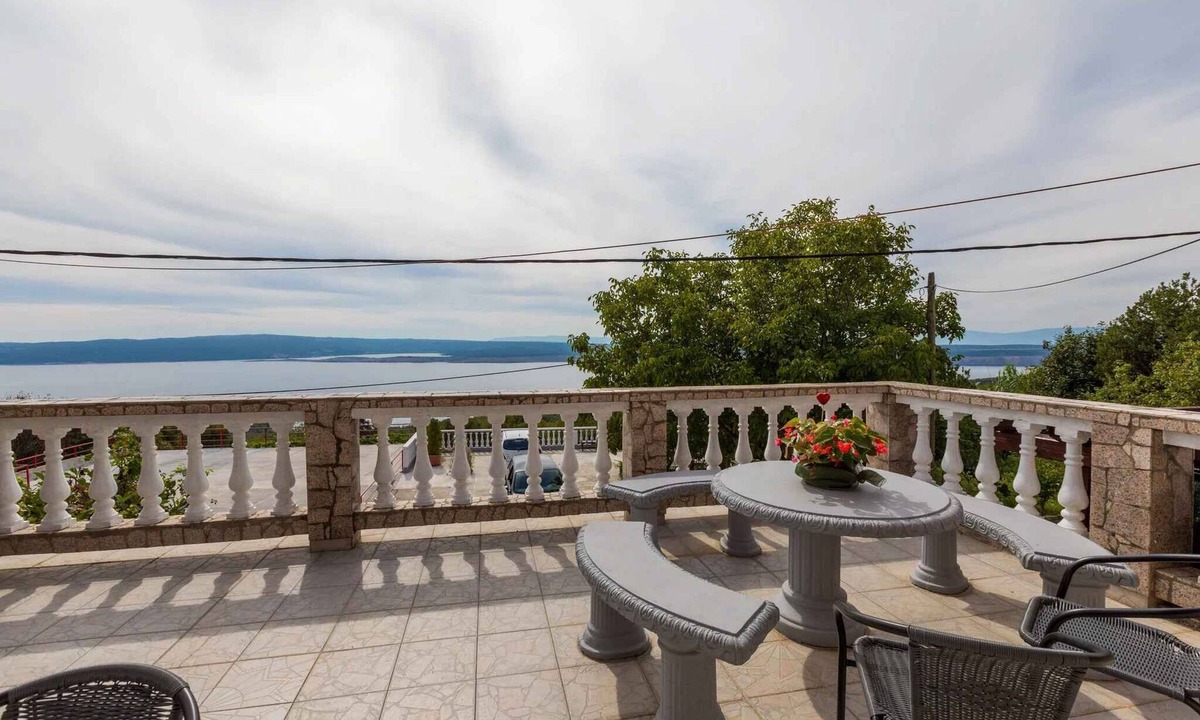 Klanfari Apartment | Holiday apartment with balcony and air conditioning