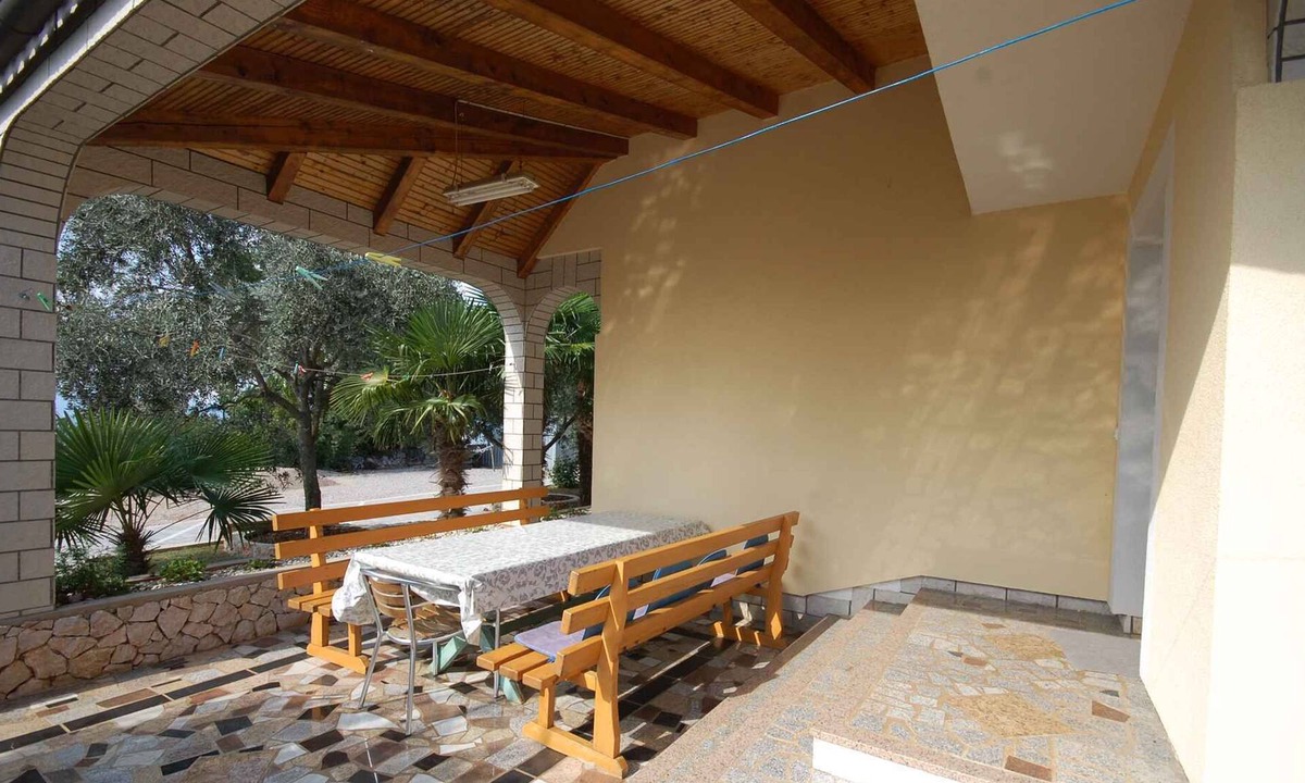 Njivice Apartment | Holiday apartment with Wi-Fi and pet friendly