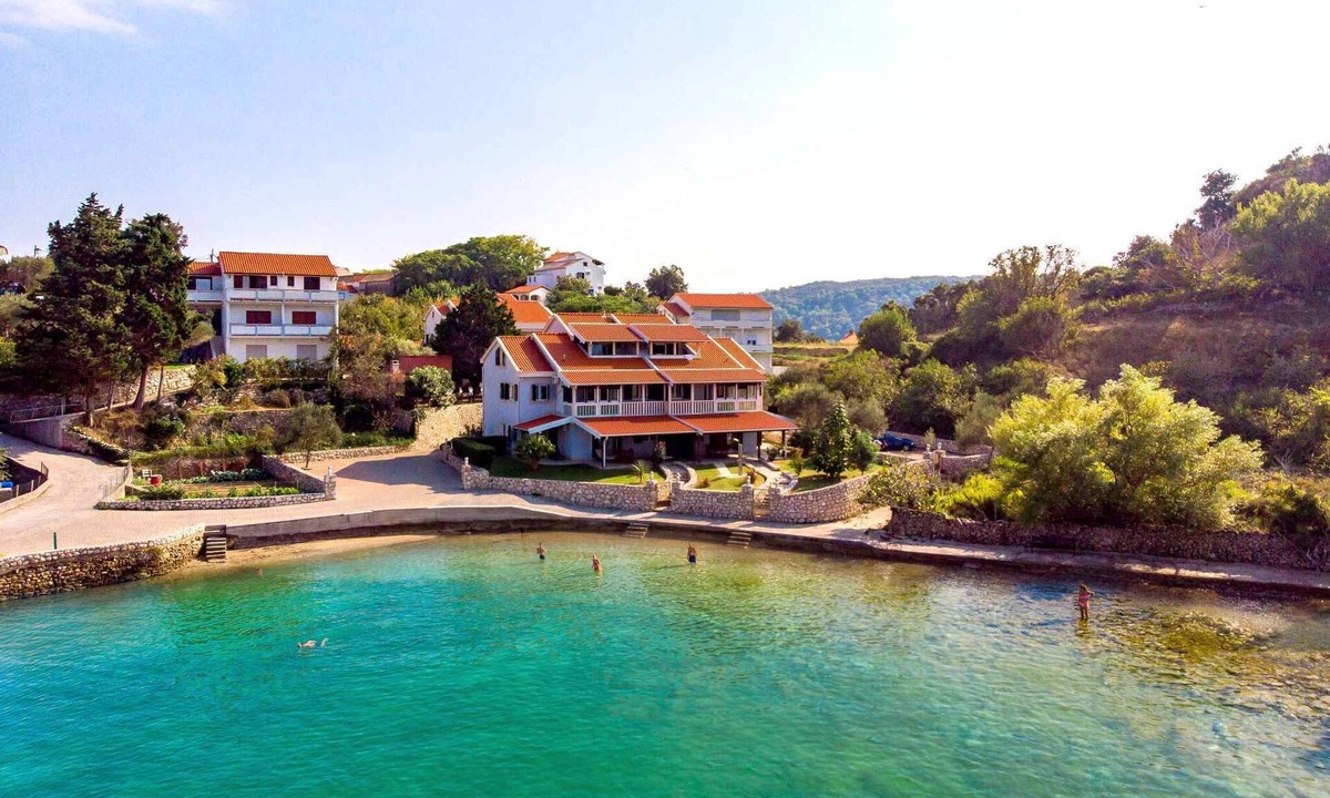 Suha Punta Apartment | Holiday apartment with pool