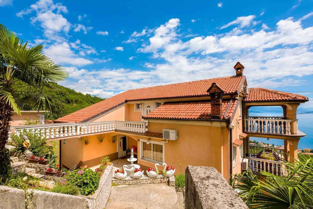 Bregi Apartment | Holiday apartment with panoramic sea views