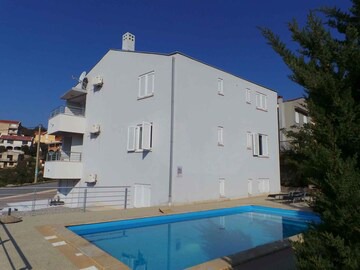 Ribarica Apartment | Holiday apartment with use of pool