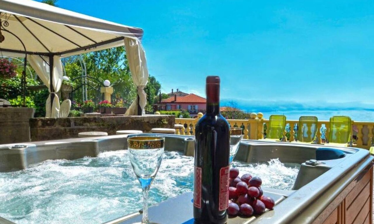Bregi Villa | Holiday home Andrea with whirpool by Villas Guide