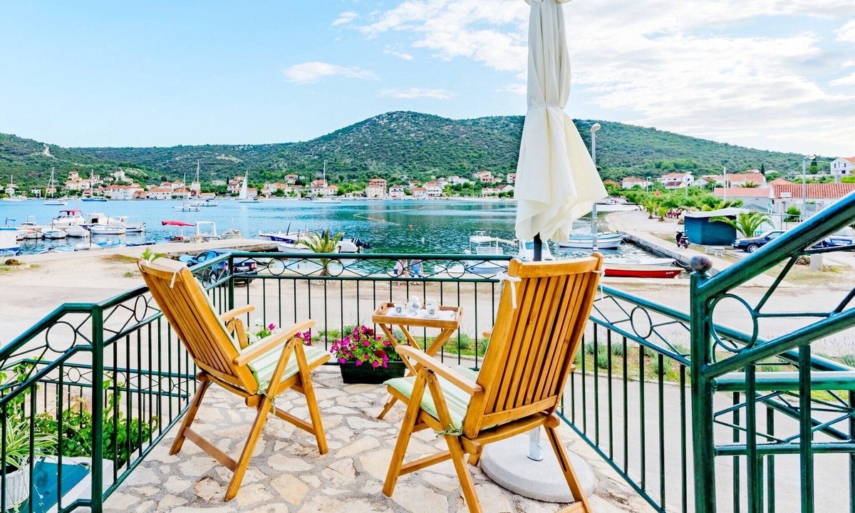 Vinisce House | Holiday home Dinko, (14520), Vinišce, hr