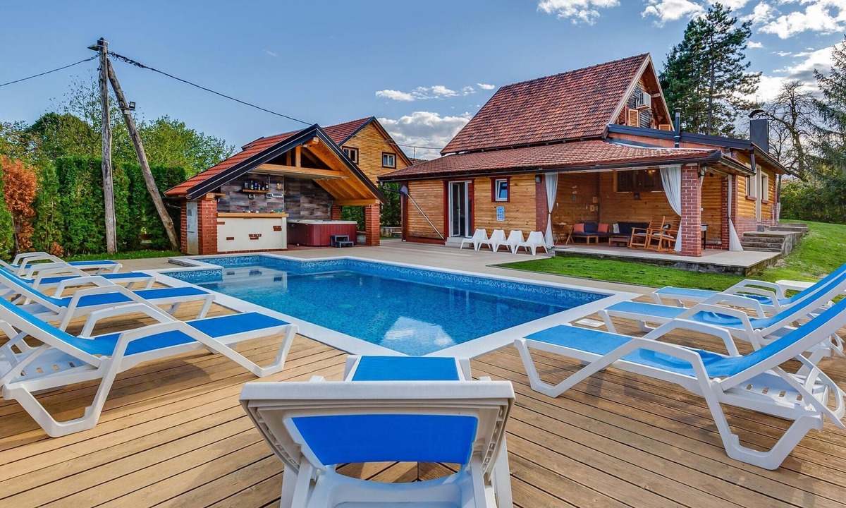 Gornje Dubrave House | Holiday Home in Ogulin with Pool & Rafting