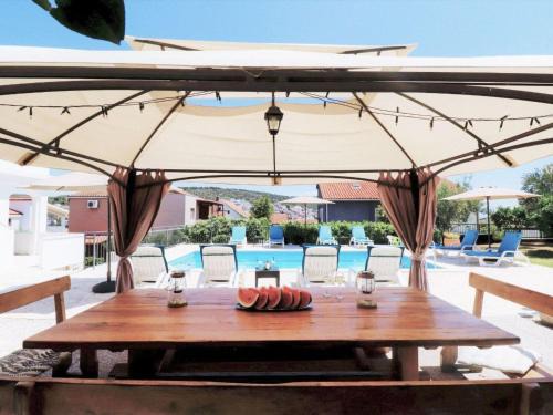 Businci House | Holiday Home in Okrug Gornji mit Schönem Pool und Meerblick by Interhome