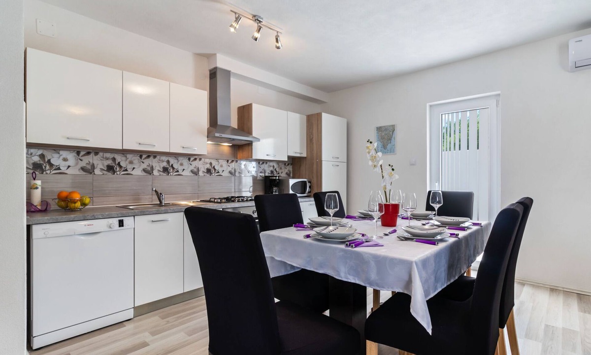 Smoljanci House | Holiday Home in Smoljanci with Private Pool