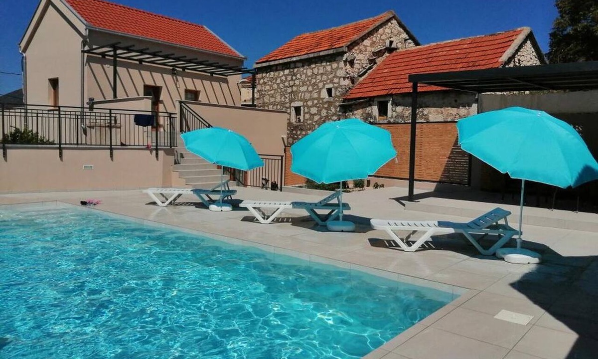 Vrgorac House | Holiday Home in Vrgorac with Terrace, Air condition, WIFI, Washing machine (5226-1)