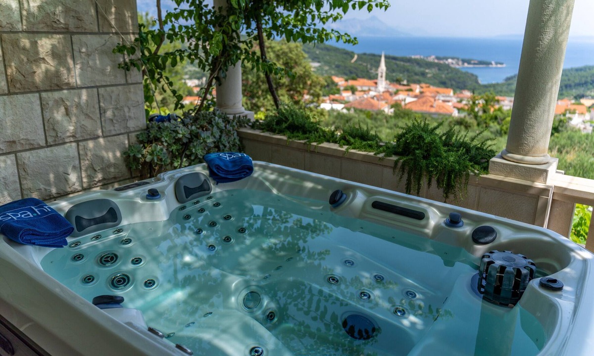 Selca House | Holiday Home Ivana - Three Bedroom holiday Home with Jacuzzi, Terrace and Sea view