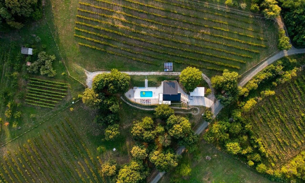 Oriovac House | Holiday Home 'Jana House Oriovac' with Lake View, Wi-Fi and Air Conditioning