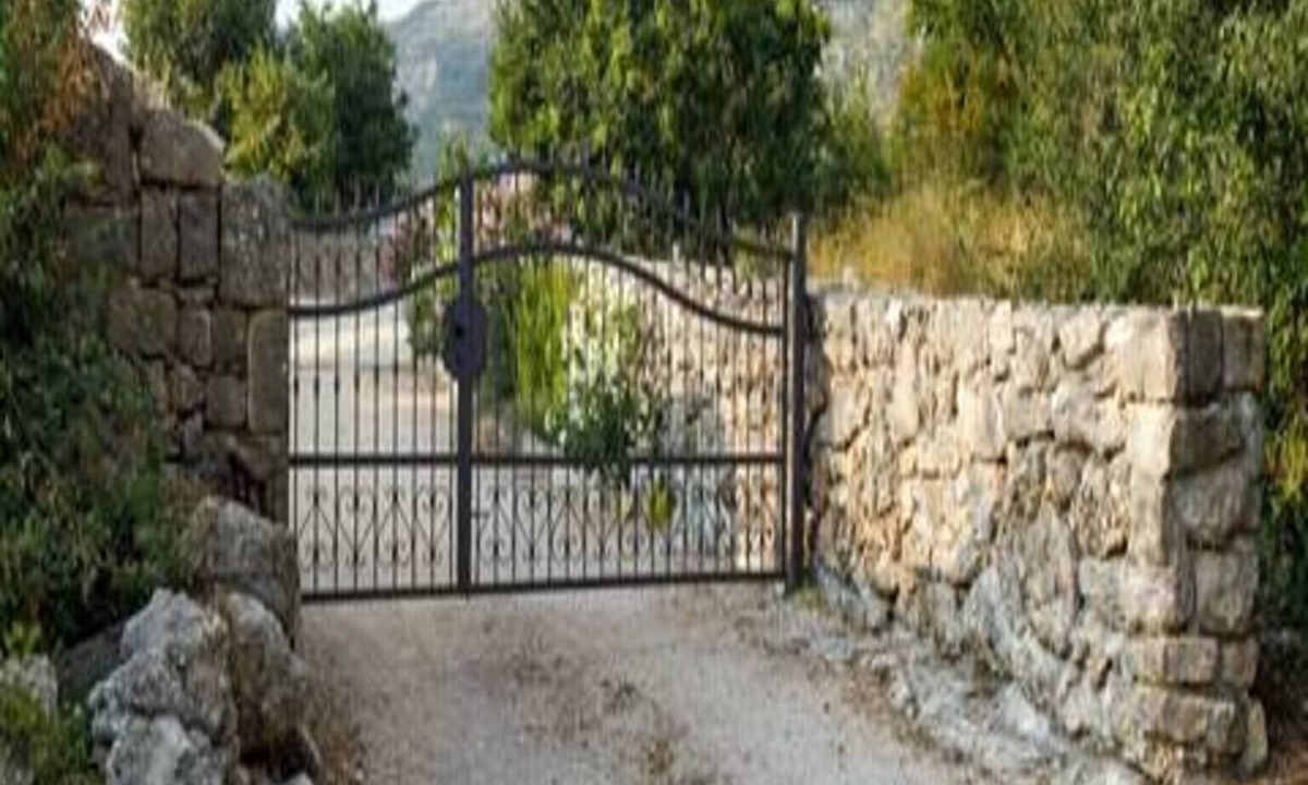 Drnis House | Holiday Home Lišnjak - Three Bedroom Holiday Home with Pool