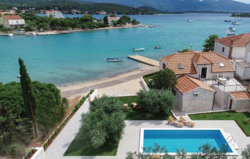 Holiday Loviste | Loviste