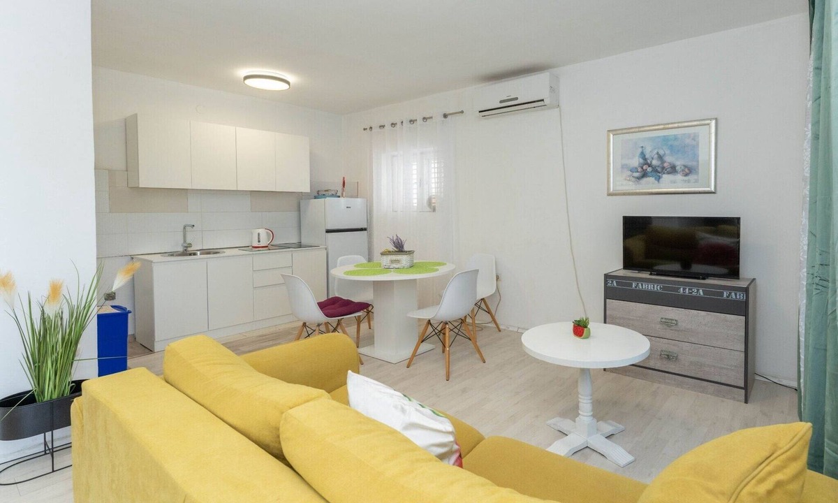 Gornji Karin House | Holiday Home Sanda - Four Bedroom Holiday Home with Terrace