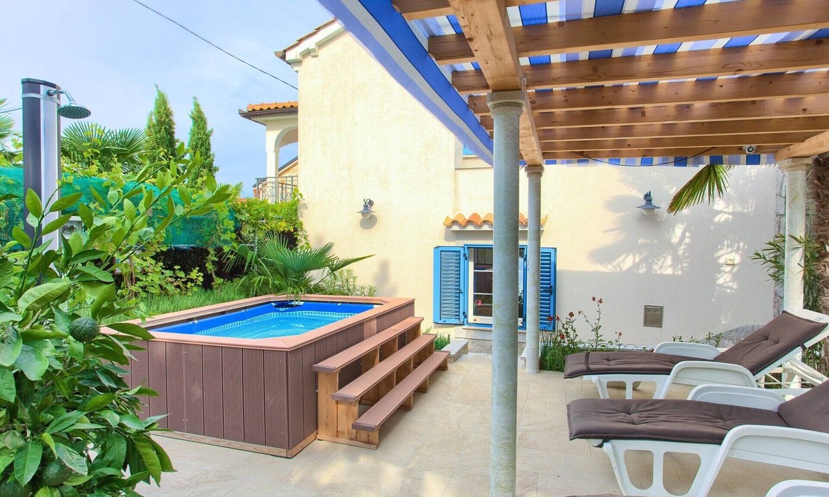 Pinezici House | Holiday home with jacuzzi