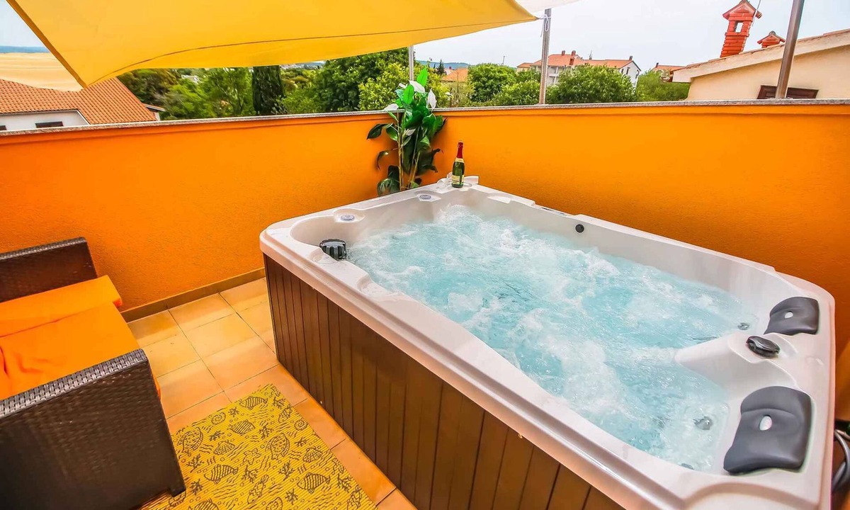 Banjole Villa | Holiday home with outdoor pool, hot tub and table tennis