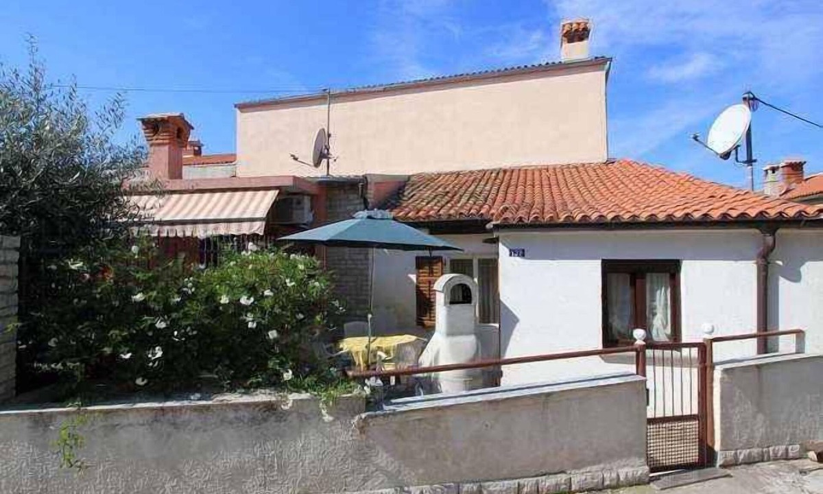 Pomer House | Holiday home with terrace and barbecue