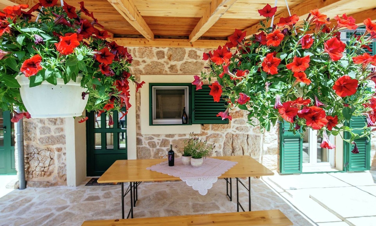 Zaton Obrovacki House | Holiday Home Zaton with Pool near River Canyon