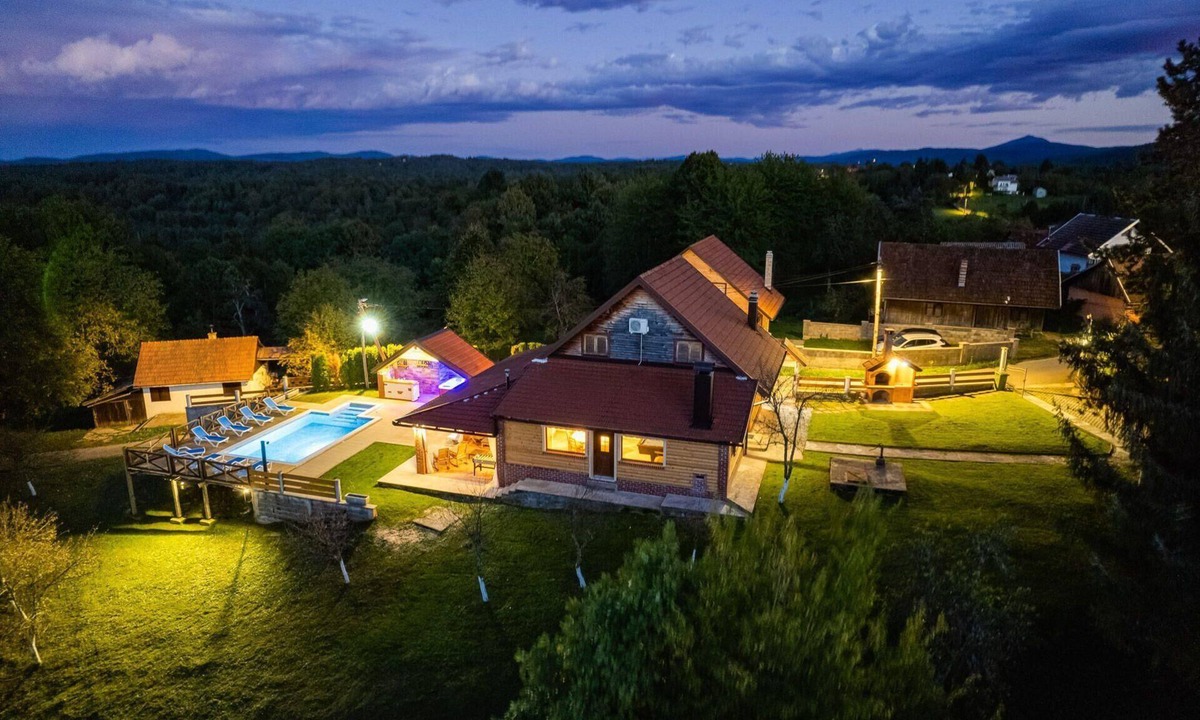 Gornje Dubrave House | Holiday house Gornje Dubrave for 1 - 7 persons with 3 bedrooms - Row house