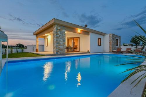 Sveti Filip i Jakov Villa | Holiday House Jure with Private Pool